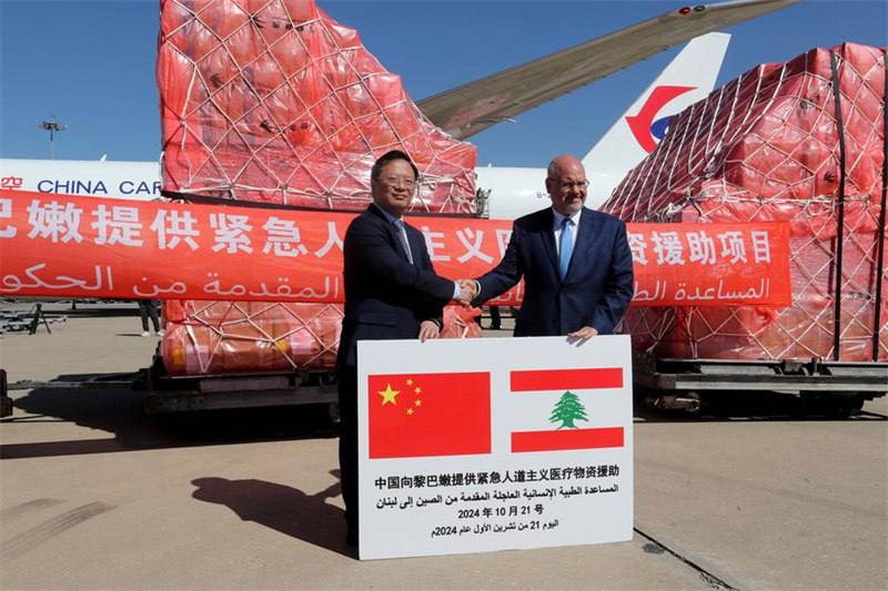 Balozi wa China Qian Minjian (kulia) na Waziri wa Afya wa Lebanon Firass Abiad wakishiriki kwenye hafla ya kukabidhi shehena ya msaada wa dharura wa matibabu kutoka China kwenye Uwanja wa Ndege wa Kimataifa wa Rafik Hariri huko Beirut, Lebanon, Oktoba 21, 2024. (Xinhua/Bilal Jawich)