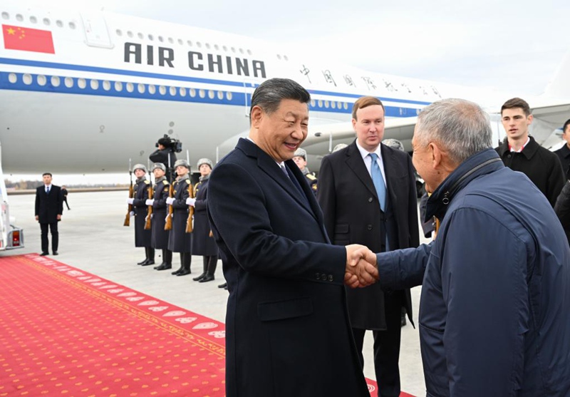 Rais wa China Xi Jinping alipeana mkono na ofisa wa Russia alipowasili kwenye uwanja wa ndege mjini Kazan, Russia, Oktoba 22, 2024. (Xinhua/Xie Huanchi)