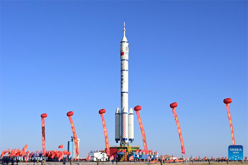 Picha hii iliyopigwa Oktoba 22, 2024 ikionyesha chombo cha kubeba wanaanga kwenda anga ya juu cha Shenzhou-19 na roketi ya kubeba ya Long March-2F vikihamishwa hadi eneo la urushaji. (Picha na Wang Jiangbo/Xinhua)