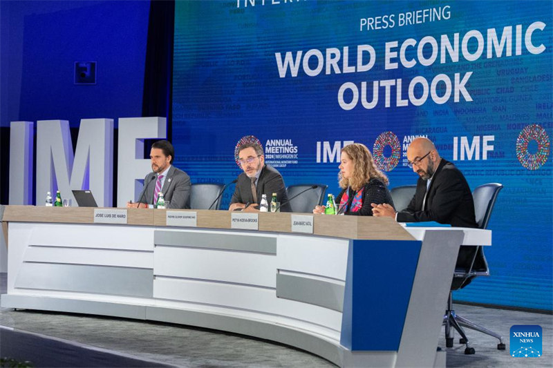 Mchumi Mkuu wa IMF Pierre-Olivier Gourinchas (wa pili, kushoto) akizungumza katika mkutano na waandishi wa habari mjini Washington, D.C., Marekani, Oktoba 22, 2024. (Xinhua/Hu Yousong)