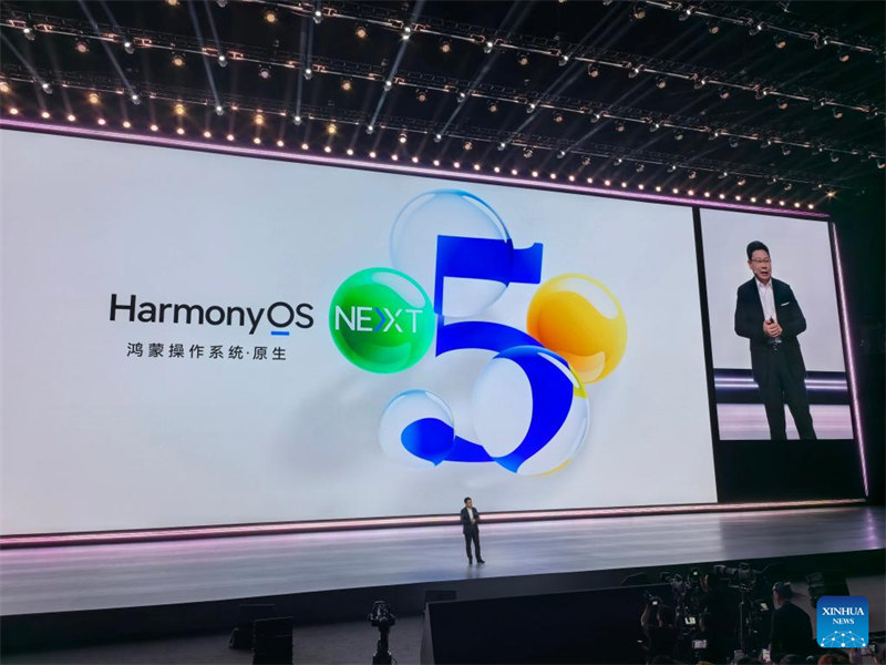 Yu Chengdong, mkurugenzi mtendaji wa Huawei, akizungumza katika hafla ya uzinduzi wa HarmonyOS NEXT mjini Shenzhen, Mkoani Guangdong, kusini mwa China, Oktoba 22, 2024. Xinhua/Bai Yu)
