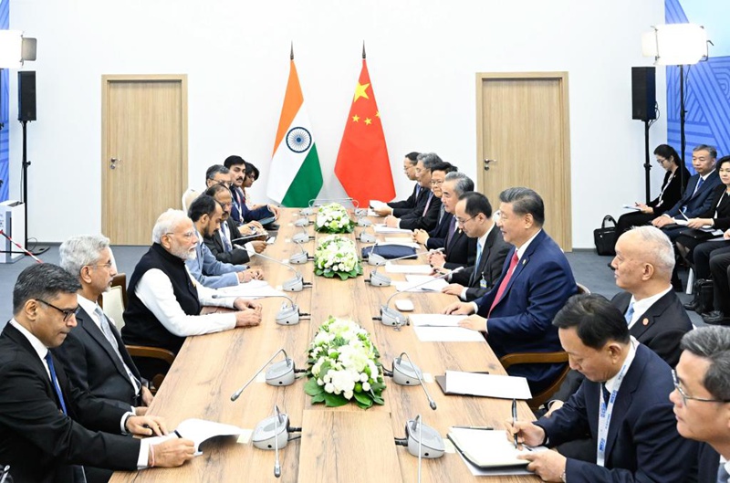 Rais Xi Jinping wa China akikutana na Waziri Mkuu wa India Narendra Modi  katika wakati wa Mkutano wa 16 wa Viongozi wa BRICS huko Kazan, Russia, Oktoba 23, 2024. (Xinhua/Shen Hong)
