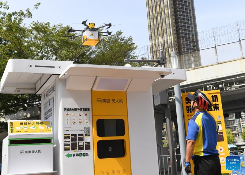 Mkazi wa Hong Kong akisubiri chakula chake cha kuoda mtandaoni kilichofikishwa kwa droni kwenye Bandari ya Futian mjini Shenzhen, Mkoa wa Guangdong, kusini mwa China, Oktoba 23, 2024. (Xinhua/Mao Siqian)