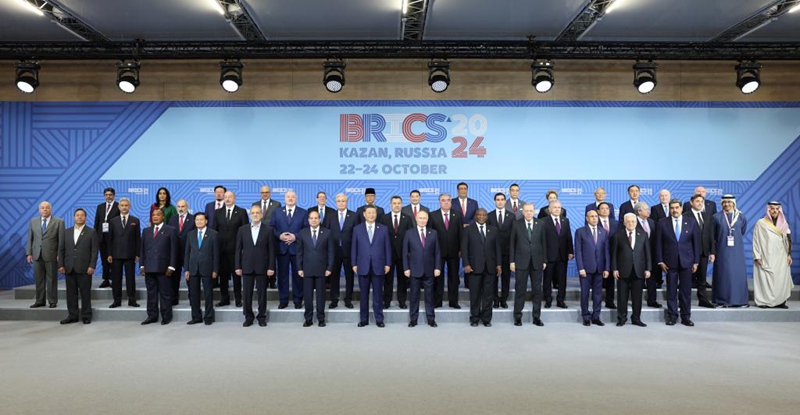 Rais Xi Jinping wa China akipiga picha pamoja na viongozi na  wajumbe wengine waliohudhuria mazungumzo ya viongozi wa nchi za "BRICS Plus"  huko Kazan, Russia, Oktoba 24, 2024. (Xinhua/Yao Dawei)