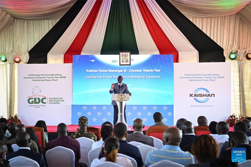 Rais wa Kenya William Ruto akizungumza kwenye hafla ya uwekaji jiwe la msingi la ujenzi wa kituo cha kuzalisha umeme kwa kutumia jotoardhi katika Kaunti ya Nakuru, Kenya, Oktoba 24, 2024. (Xinhua/Han Xu)