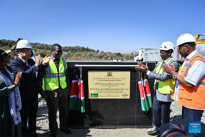 Rais wa Kenya William Ruto akifungua pazia kuonesha bango la maandishi ya jiwe la msingi kwenye hafla ya uwekaji jiwe la msingi la ujenzi wa kituo cha kuzalisha umeme kwa kutumia jotoardhi katika Kaunti ya Nakuru, Kenya, Oktoba 24, 2024. (Xinhua/Han Xu)