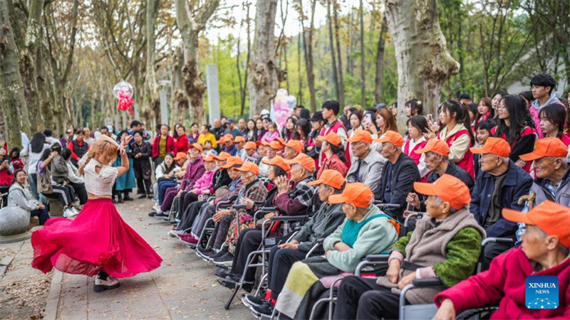 Mandhari ya majira ya mpukutiko ya Hifadhi ya Taifa ya Ardhi Oevu ya Huaxi huko Guiyang, China
