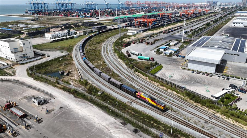 Picha iliyopigwa Oktoba 24, 2024 ikionyesha treni ikiondoka kwenye Bandari ya Qinzhou, Mkoani Guangxi, kusini mwa China. (Xinhua/Zhang Ailin)