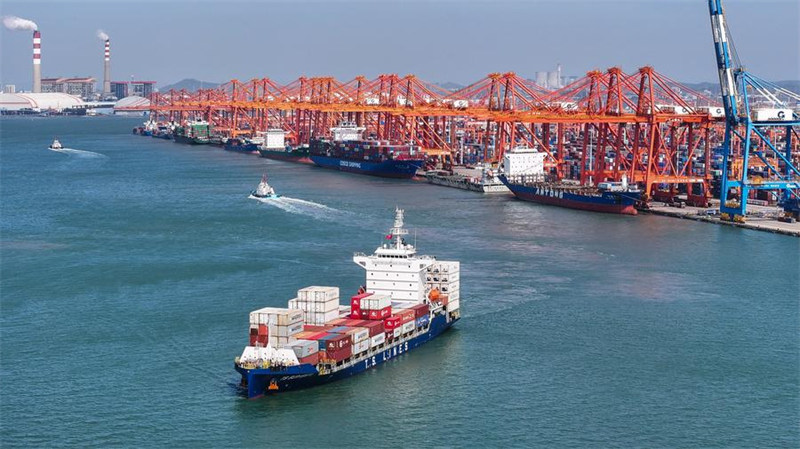 Picha iliyopigwa Oktoba 24, 2024 ikionyesha meli ya kontena iliyobeba vipuri vya magari yanayotumia nishati mpya (NEV) kwenye Bandari ya Qinzhou, Mkoani Guangxi, Kusini mwa China. (Xinhua/Zhang Ailin)