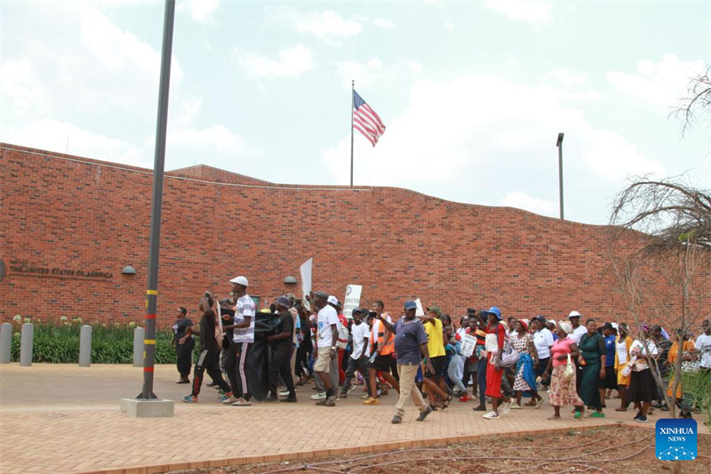 Watu wakiandamana kupinga vikwazo vilivyowekwa na Marekani dhidi ya Zimbabwe mbele ya Ubalozi wa Marekani mjini Harare, Zimbabwe, Oktoba 25, 2024. (Xinhua/Tafara Mugwara)