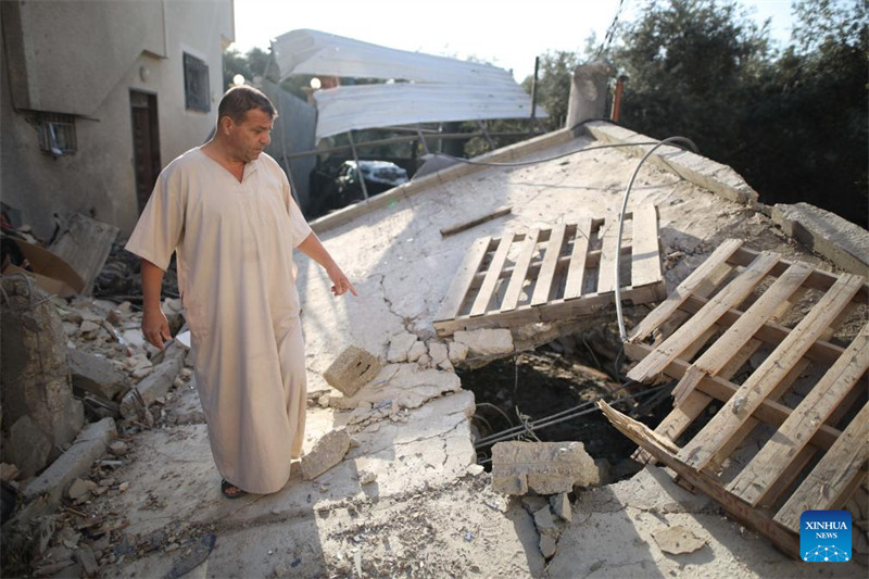 Mtu akiangalia hali ya uharibifu baada ya shambulizi la Israeli dhidi ya kambi ya wakimbizi ya al-Nuseirat, katikati mwa Ukanda wa Gaza, Oktoba 28, 2024. (Picha na Marwan Dawood/Xinhua)