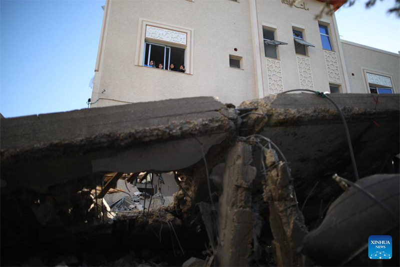 Watu wakitazama nje kutoka dirishani baada ya shambulizi la Israeli katika kambi ya wakimbizi ya al-Nuseirat, katikati mwa Ukanda wa Gaza, Oktoba 28, 2024. (Picha na Marwan Dawood/Xinhua)