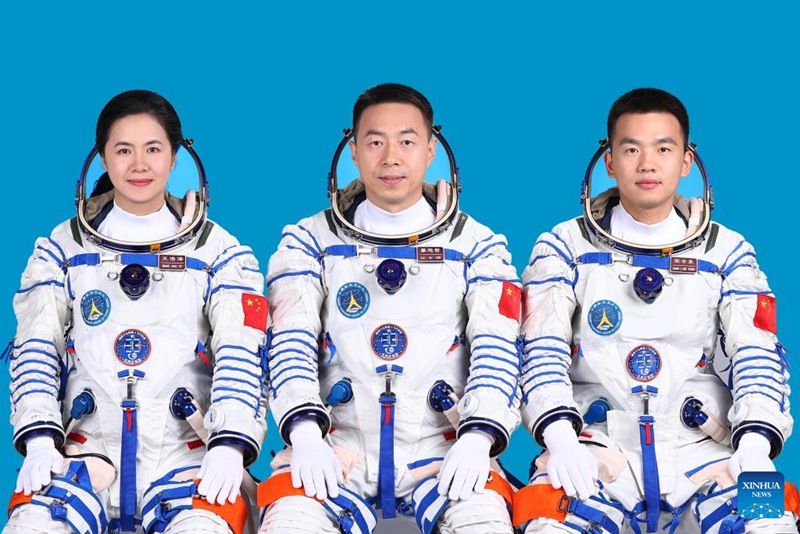 Picha hii inaonyesha wanaanga wa China Cai Xuzhe (katikati), Song Lingdong (kulia) na Wang Haoze ambao watatekeleza majukumu kwenye Chombo cha anga ya juu cha Shenzhou-19. (Xinhua)