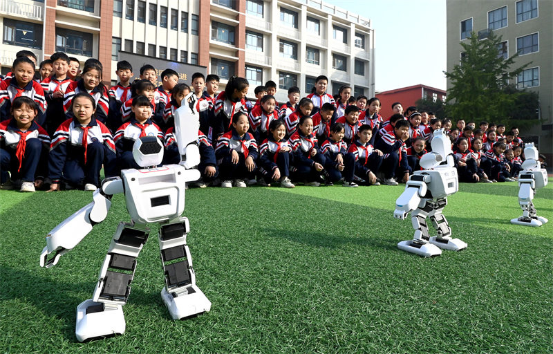 Wanafunzi wa Shule ya Msingi ya Barabara ya Nonglin katika Eneo la Hansan, Mji wa Handan, mkoani Hebei, China wakitazama onyesho la roboti inayocheza muziki, Oktoba 29, 2024.
