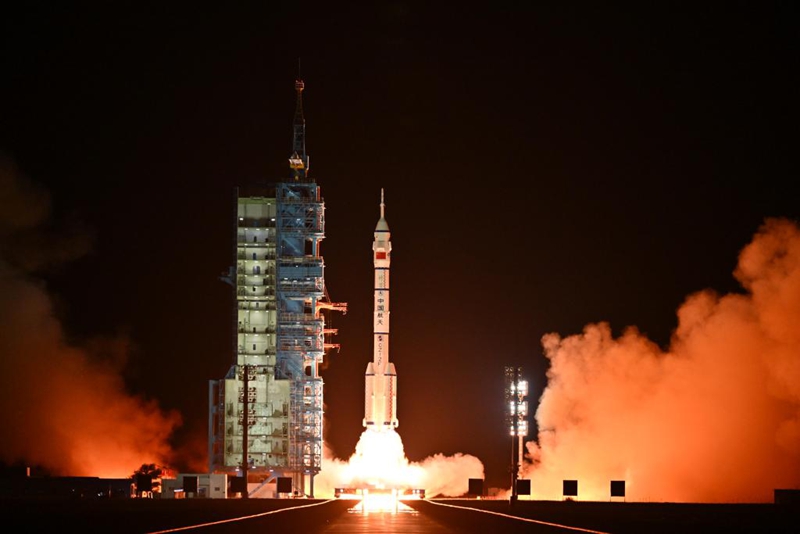 Chombo cha Shenzhou-19 cha kupeleka wanaanga kwenye anga ya juu, kikiwa juu ya roketi ya Long March-2F, kikirushwa kutoka Kituo cha Kurushia Satalaiti cha Jiuquan kilicho kaskazini-magharibi mwa China, Oktoba 30, 2024. (Picha na Wang Jiangbo/Xinhua)