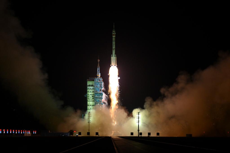 China yarusha chombo chenye wanaanga cha Shenzhou-19 kwenda anga ya juu