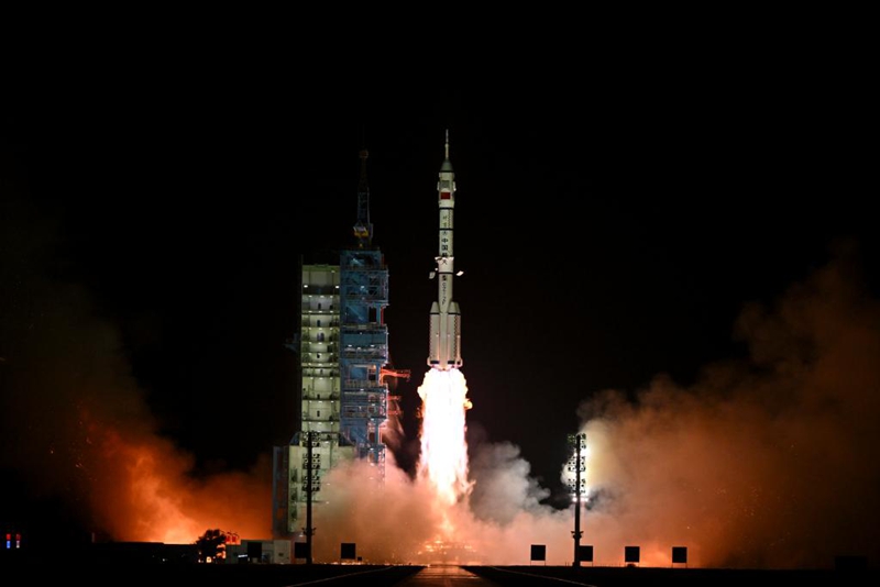 China yarusha chombo chenye wanaanga cha Shenzhou-19 kwenda anga ya juu