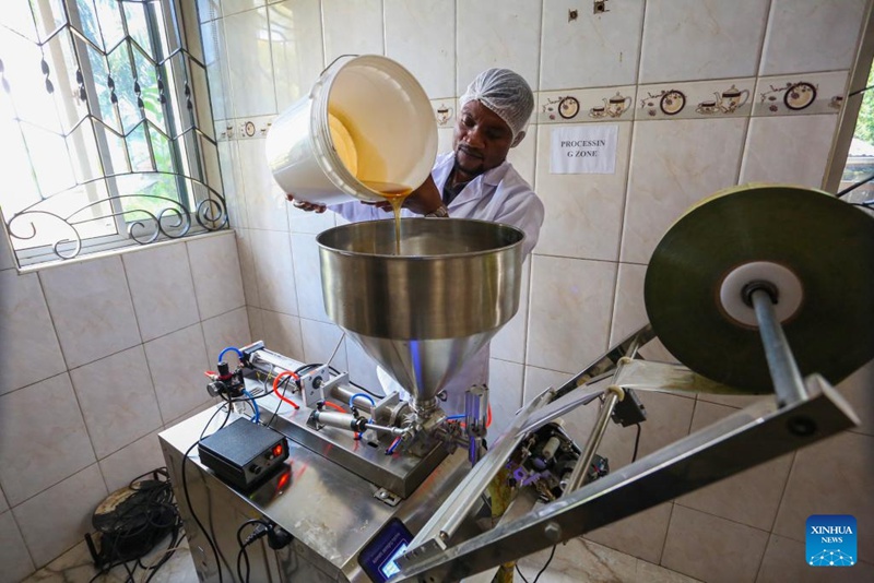Meneja uzalishaji kwa ajili ya biashara na maendeleo wa Kampuni ya Tanzania Future Enterprises, Jackson Mponela akijiandaa kufungasha asali kwenye kiwanda kilichoko Dar es Salaam, Tanzania, Oktoba 28, 2024. (Picha na Emmanuel Herman/Xinhua)