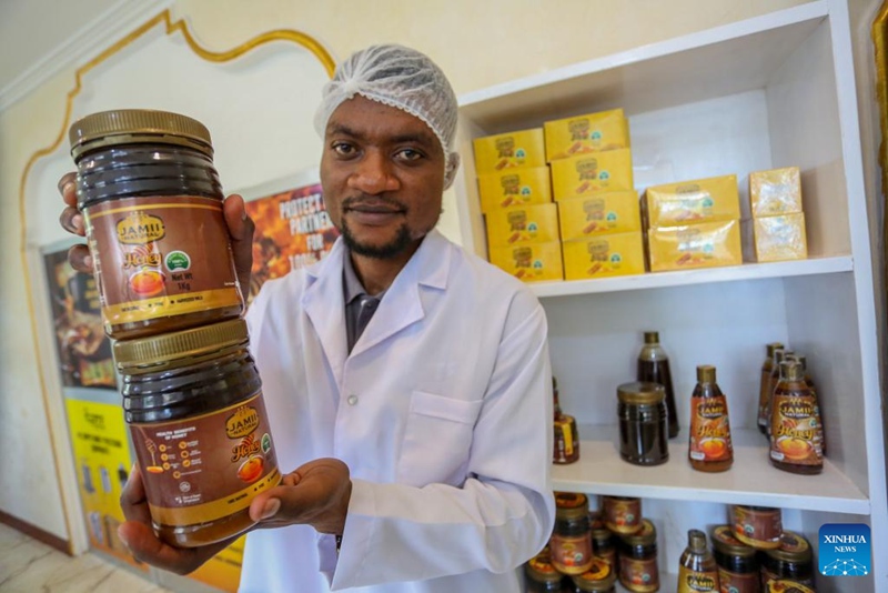 Meneja uzalishaji kwa ajili ya biashara na maendeleo wa Kampuni ya Tanzania Future Enterprises, Jackson Mponela akionesha bidhaa za asali kwenye kiwanda kilichoko Dar es Salaam, Tanzania, Oktoba 28, 2024. (Picha na Emmanuel Herman/Xinhua)