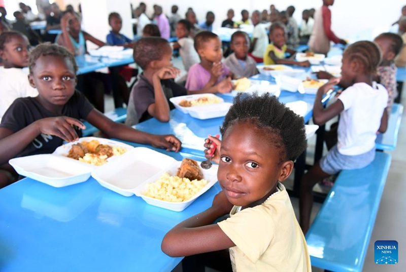 Wanafunzi wakipata chakula kwenye bwalo la Shule ya Msingi Satotwa katika mkoa wa Kavango Magharibi nchini Namibia, Oktoba 28, 2024. (Picha na Musa C Kaseke/Xinhua)