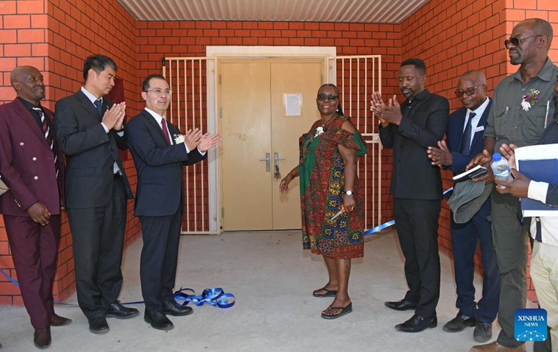 Wageni wakihudhuria hafla ya kukata utepe kwenye Shule ya Msingi Satotwa katika Mkoa wa Kavango Magharibi nchini Namibia, Oktoba 28, 2024. (Picha na Musa C Kaseke/Xinhua)
