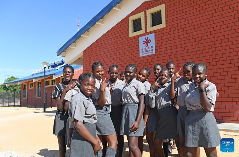 Wanafunzi wakipiga picha mbele ya Shule ya Msingi Satotwa katika Mkoa wa Kavango Magharibi nchini Namibia, Oktoba 28, 2024. (Picha na Musa C Kaseke/Xinhua)