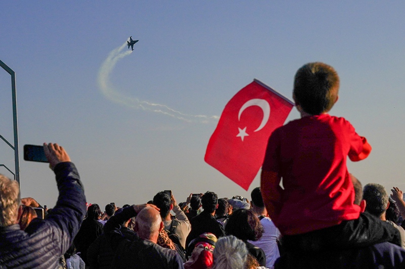 Watu wakisherehekea maadhimisho ya miaka 101 tangu kuanzishwa kwa Jamhuri ya Uturuki mjini Istanbul, Uturuki, tarehe 29 Oktoba 2024. (Picha/VCG)