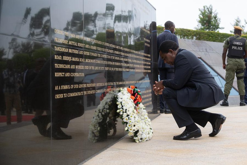 Rais wa Zambia Hakainde Hichilema akiweka shada la maua kuwakumbuka raia wa China waliofariki wakati wa ujenzi wa Reli ya Tanzania na Zambia (TAZARA) mjini, Lusaka, Zambia, Oktoba 29, 2024. (Xinhua/Peng Lijun)