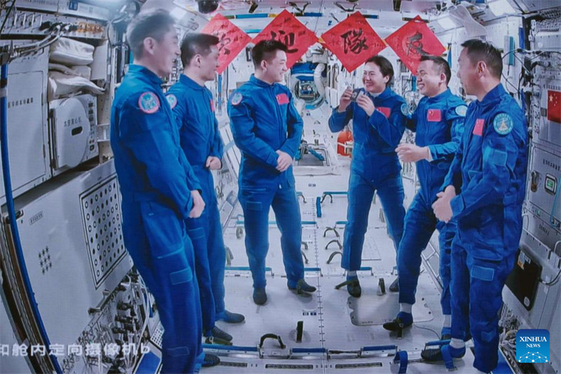 Picha hii iliyopigwa katika Kituo cha Udhibiti wa Anga cha Beijing Oktoba 30, 2024 ikionyesha wanaanga wa vyombo vya anga ya juu vya Shenzhou-18 na Shenzhou-19 wakifanya mazungumzo. (Xinhua/Li Jie)