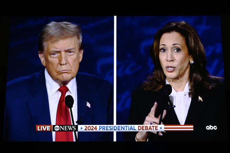 Picha hii iliyopigwa Septemba 10, 2024 ikimuonyesha Makamu wa Rais wa Marekani Kamala Harris (Kulia) na Rais wa zamani wa Marekani Donald Trump wakiwa kwenye mdahalo wa wagombea urais mjini Philadelphia, Marekani. (Xinhua/Li Rui)