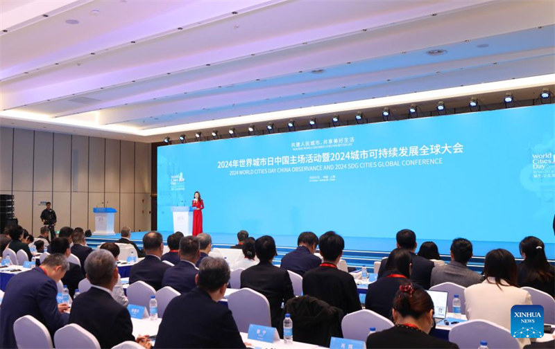 Wageni waalikwa wakihudhuria hafla ya ufunguzi wa Maadhimisho ya China ya Siku ya Miji Duniani Mwaka 2024 na Mkutano wa Kimataifa wa Miji ya Malengo ya Maendeleo Endelevu (SDG Cities) Mwaka 2024 mjini Shanghai, China, Oktoba 31, 2024.  (Xinhua/Fang Zhe)