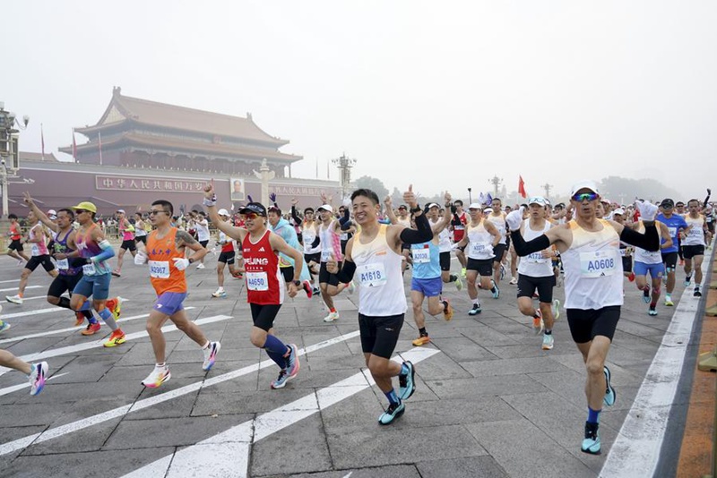 Tarehe 3, Novemba, 2024, washiriki wa mbio za marathon za Beijing  wakipita Uwanja wa Tian’anmen. (Xinhua/Zhang Chenlin)