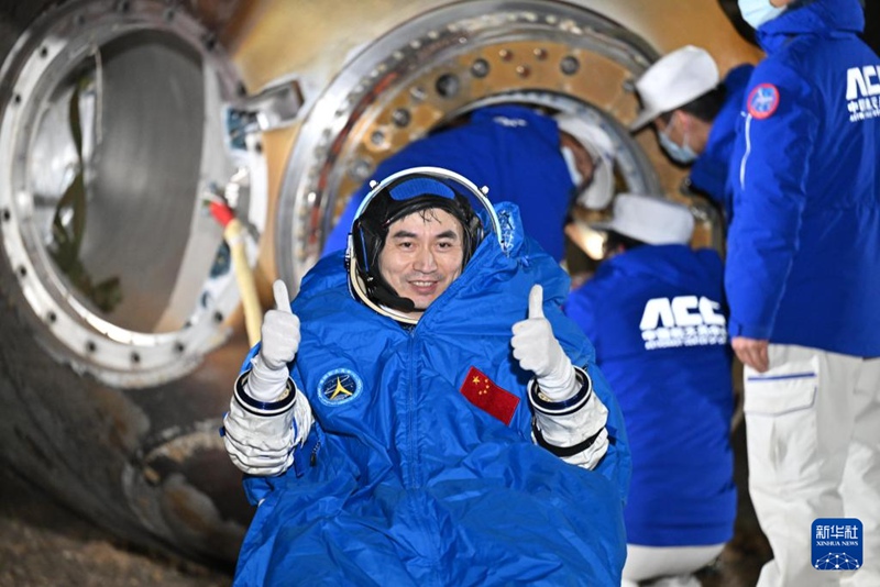 Mwanaanga wa Chombo cha anga ya juu cha Shenzhou-18 Ye Guangfu alitoka salama kwenye chombo, tarehe 4, Novemba. (Xinhua/Li Xin)