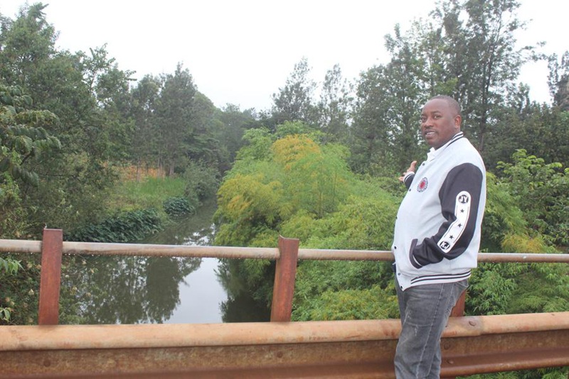 Mtu akionesha mianzi inayopandwa kando ya Mto Kirinyaga kwenye Kaunti ya Kirinyaga, Kenya, Agosti 26, 2024. (Picha na Robert Manyara/Xinhua)