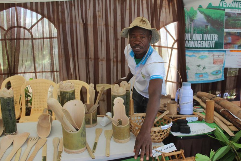 Edmond Machoki akiwa kwenye kibanda chake pamoja na bidhaa za mianzi kwenye maonesho katika Kaunti ya Nyeri, katikati mwa Kenya, Septemba 13, 2024. (Pich na Robert Manyara/Xinhua)