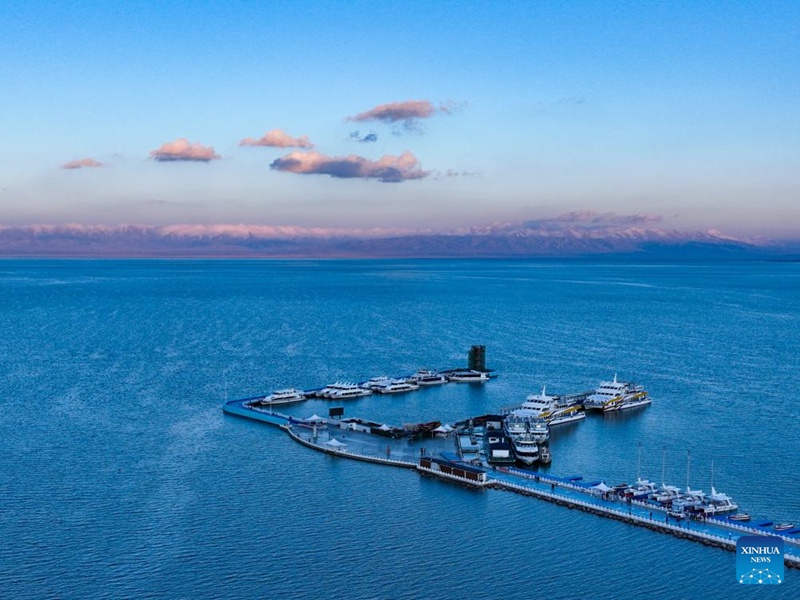 Picha iliyopigwa Oktoba 18, 2024 ikionesha kivutio cha utalii cha Ziwa Qinghai mkoani Qinghai, China. (Xinhua/Zhang Long)