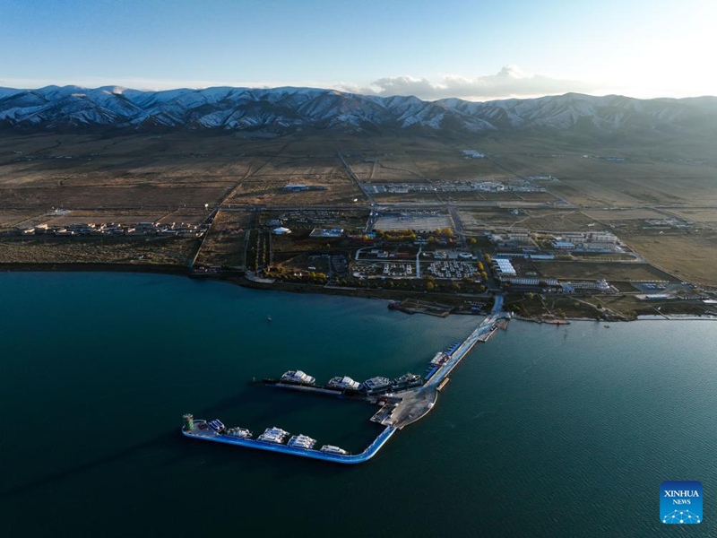 Picha iliyopigwa Oktoba 18, 2024 ikionesha kivutio cha utalii cha Ziwa Qinghai mkoani Qinghai, China. (Xinhua/Zhang Long)