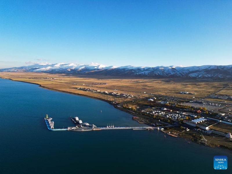 Picha iliyopigwa Oktoba 18, 2024 ikionesha kivutio cha utalii cha Ziwa Qinghai mkoani Qinghai, China. (Xinhua/Zhang Long)