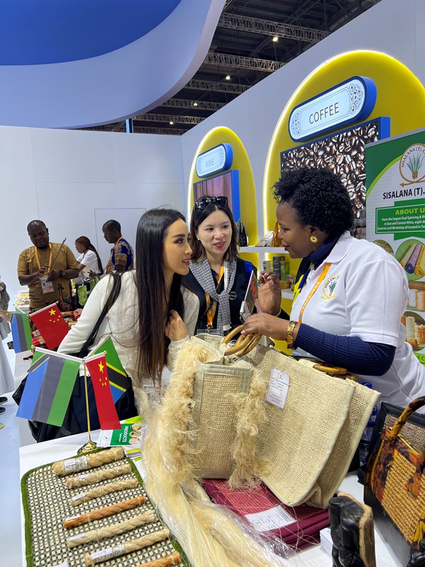 Watembeleaji wakiulizia bidhaa kwenye Banda la Tanzania la Maonyesho ya 7 ya Kimataifa ya Uagizaji Bidhaa ya China (CIIE) mjini Shanghai, Mashariki mwa China, Novemba 6, 2024. (People’s Daily Online)