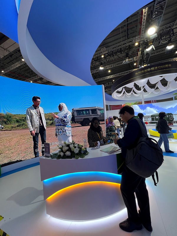 Watembeleaji wakiwa kwenye Banda la Tanzania la Maonyesho ya 7 ya Kimataifa ya Uagizaji Bidhaa ya China (CIIE) mjini Shanghai, Mashariki mwa China, Novemba 6, 2024. (People’s Daily Online)
