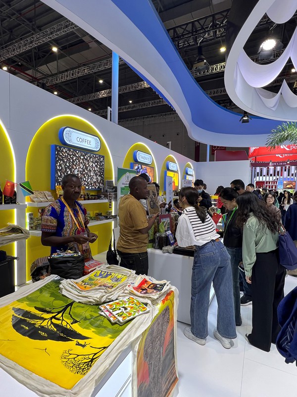 Watembeleaji wakiulizia bidhaa kwenye Banda la Tanzania la Maonyesho ya 7 ya Kimataifa ya Uagizaji Bidhaa ya China (CIIE) mjini Shanghai, Mashariki mwa China, Novemba 6, 2024. (People’s Daily Online)