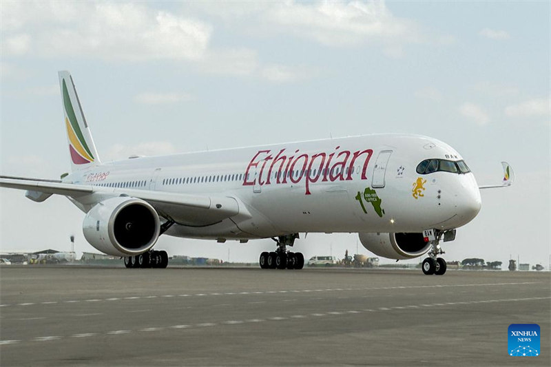 Ndege ya abiria A350-1000, iliyopewa jina la "Ethiopia: Eneo la Chimbuko," ilitua kwenye Uwanja wa Ndege wa Kimataifa wa Bole huko Addis Ababa, mji mkuu wa Ethiopia, Novemba 5, 2024. (Xinhua/Michael Tewelde)