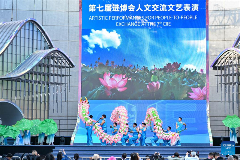 Wasanii wakicheza dansi kwenye uwanja wa kati wa Kituo cha Kitaifa cha Maonyesho na Mikutano (Shanghai) wakati wa Maonyesho ya 7 ya Uagizaji Bidhaa kutoka nje ya China (CIIE), mjini Shanghai, mashariki mwa China, Novemba 5, 2024. (Xinhua/Zhang Cheng)