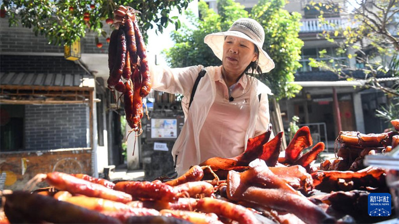 Nyama ya kukaushwa yatoa harufu nzuri mwanzoni mwa majira ya baridi huko Sanjiang, Guangxi