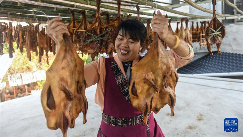 Nyama ya kukaushwa yatoa harufu nzuri mwanzoni mwa majira ya baridi huko Sanjiang, Guangxi