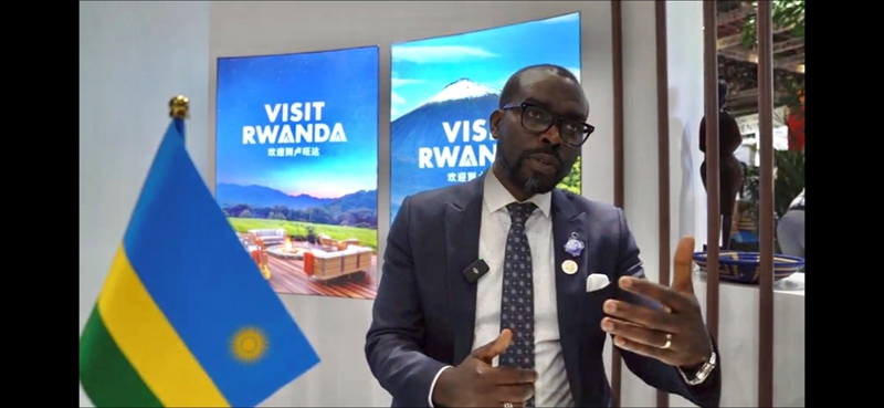 Picha iliyopigwa kwenye skrini ikimuonyesha Waziri wa Biashara na Viwanda wa Rwanda, Prudence Sebahizi akiwa kwenye mahojiano maalum na People’s Daily Online.