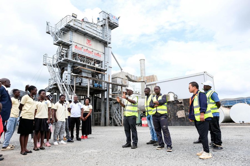 Tarehe 28, Oktoba, wanafunzi wa Chuo cha Teknolojia cha Buhimba wakitembelea  eneo la kuchimba mawe karibu na kambi ya ujenzi wa barabara ya  China huko Kikuube, Magharibi mwa Uganda. (Picha na Hajarah Nalwadda/Xinhua)