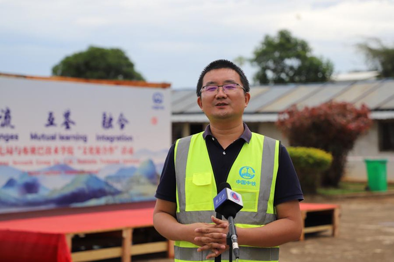 Tarehe 28, Oktoba, Chen Hai, mwakilishi wa kundi la CRSG nchini Uganda akihojiwa na Shirika la Habari la China Xinhua karibu na kambi ya ujenzi wa barabara ya China huko Kikuube, Magharibi mwa Uganda. (Picha na Hajarah Nalwadda/Xinhua)