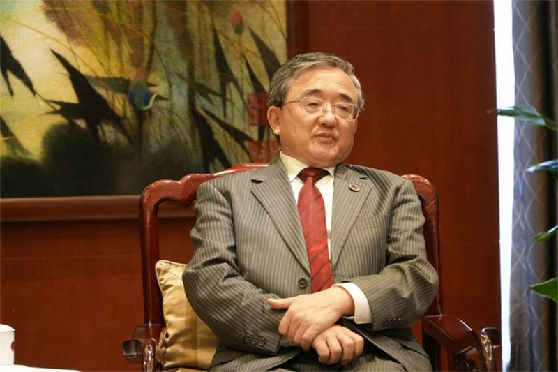 Liu Zhenmin, mjumbe maalum wa China kuhusu Mabadiliko ya Tabianchi, akizungumza kwenye mahojiano na Shirika la Habari la China, Xinhua mjini Brussels, Oktoba 15, 2024. (Xinhua/Liu Xuxuan)
