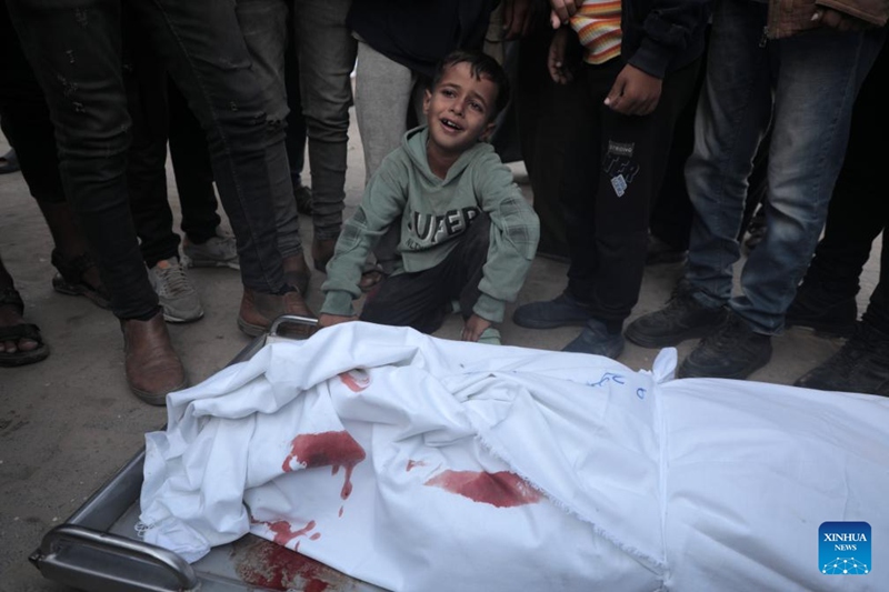 Mtoto mvulana akiomboleza mwathiriwa katika eneo la Mawasi la Khan Younis, kusini mwa Ukanda wa Gaza, Novemba 12, 2024. (Picha na Rizek Abdeljawad/Xinhua)